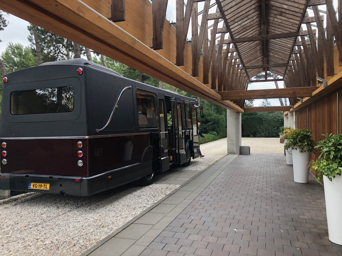 Uitvaartbus  bij crematorium Haarlem 